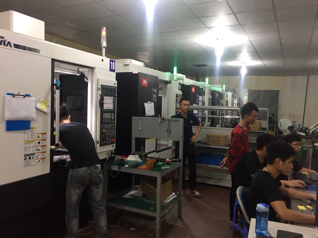 Nhân Viên Vận Hành Máy